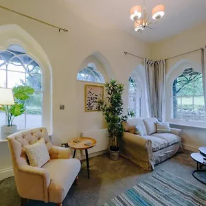The Gatehouse At Coombe Apartment